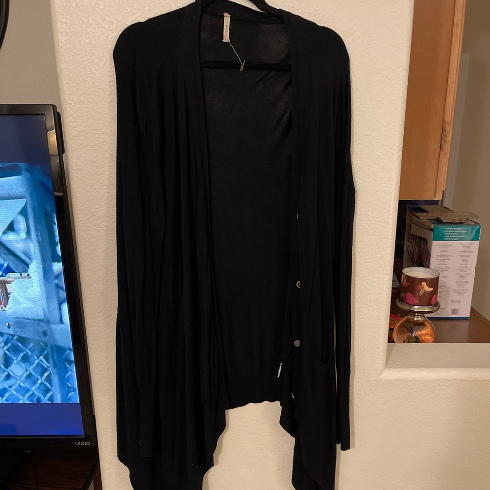 Long cardigan (longer in front than back)